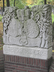 906061 Afbeelding van het gedenkteken ter herinnering aan het huwelijk van prinses Juliana en prins Bernhard op 7 ...